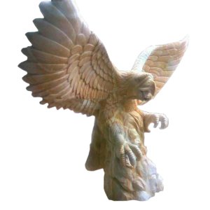 Une puissante sculpture d'aigle en marbre aux ailes déployées