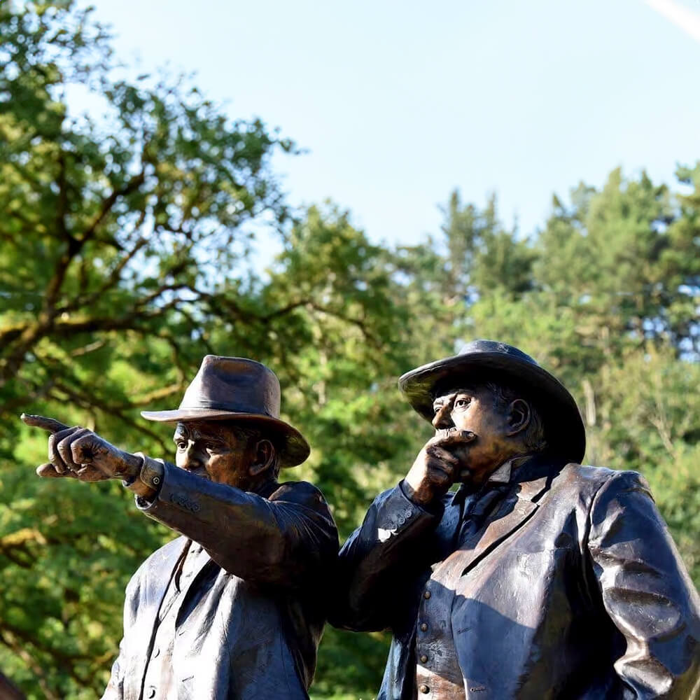Statue en bronze de Samuel Lancaster et Sam Hill représentant la planification routière précoce