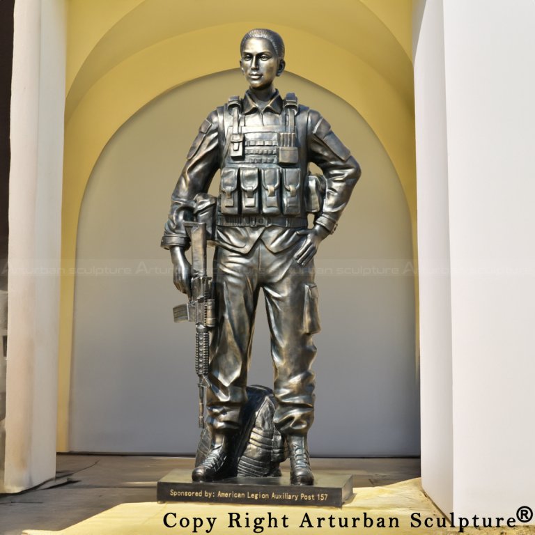 Bronzene Militärstatue einer Soldatin in Kampfausrüstung