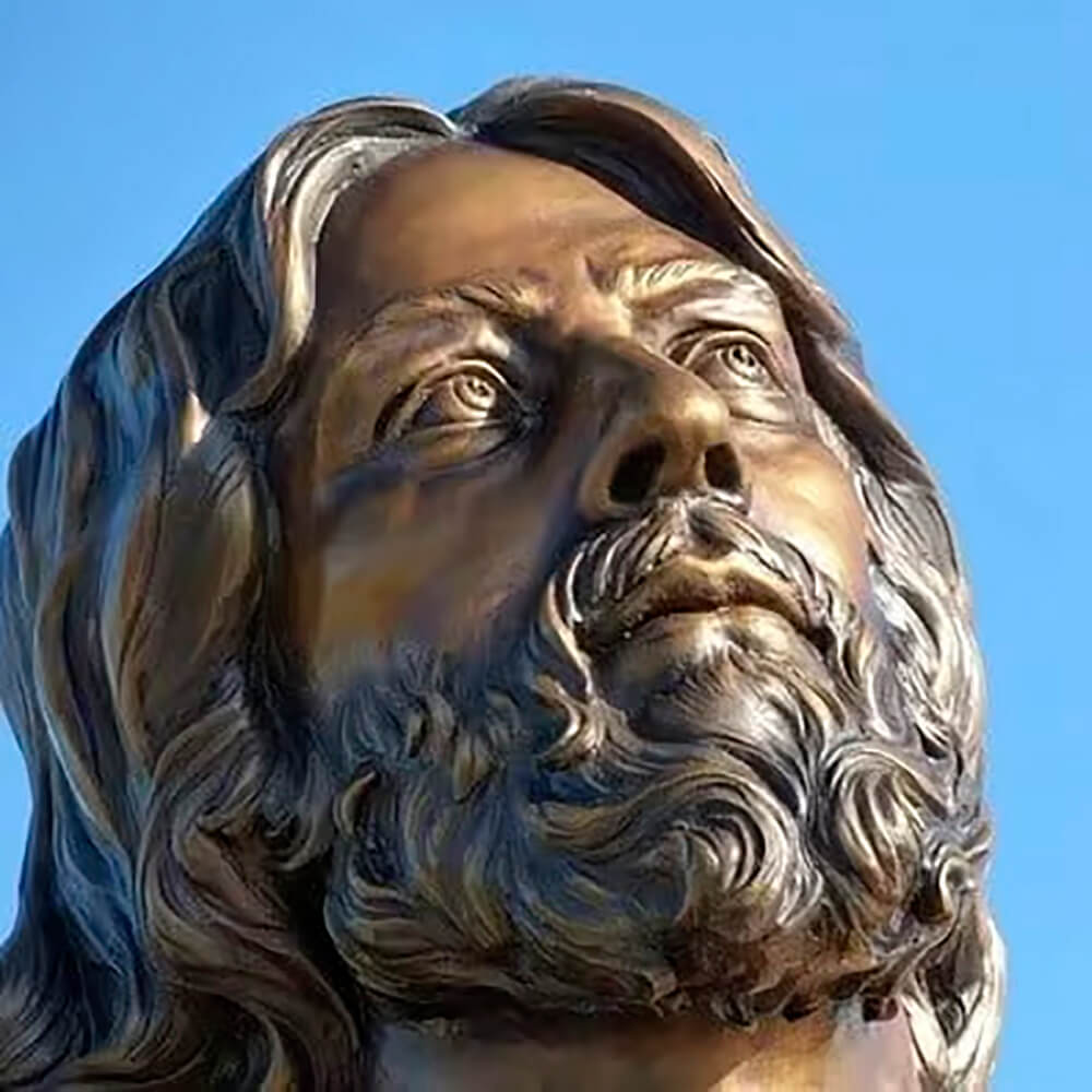 Close-up do rosto de Jesus olhando para cima na Escultura de bronze da Ressurreição de Jesus