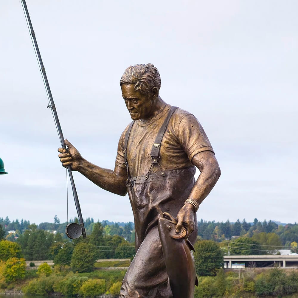 Nahaufnahme der Tom McCall Statue mit detaillierter Angelausrüstung