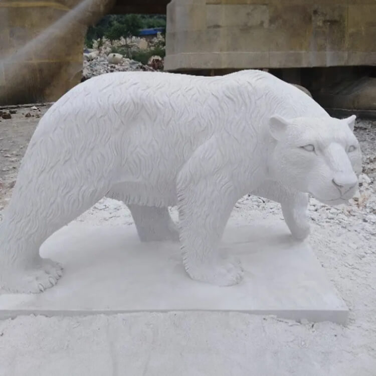 Statue d'ours en marbre montrant un ours réaliste avec une texture de fourrure détaillée