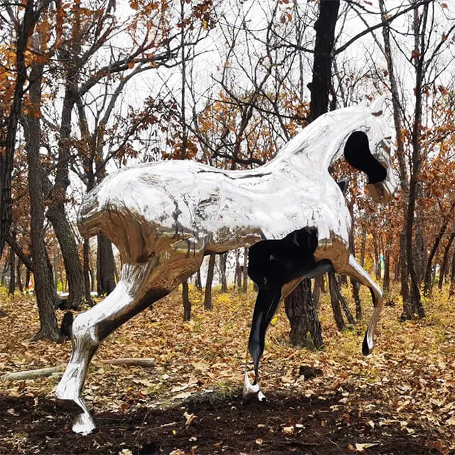 Grande Escultura Abstrata de Cavalo em Aço Inoxidável com acabamento preto fosco