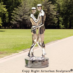 Statua di coppia che si abbraccia in acciaio inossidabile lucidato a specchio