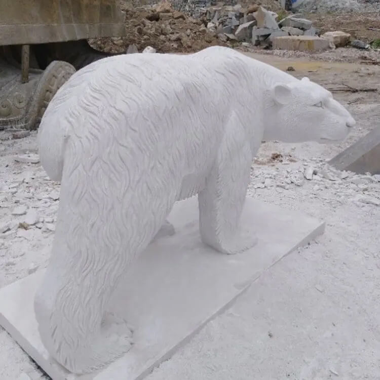 Vue arrière de la statue d'ours en marbre montrant les sculptures détaillées de fourrure sur son dos