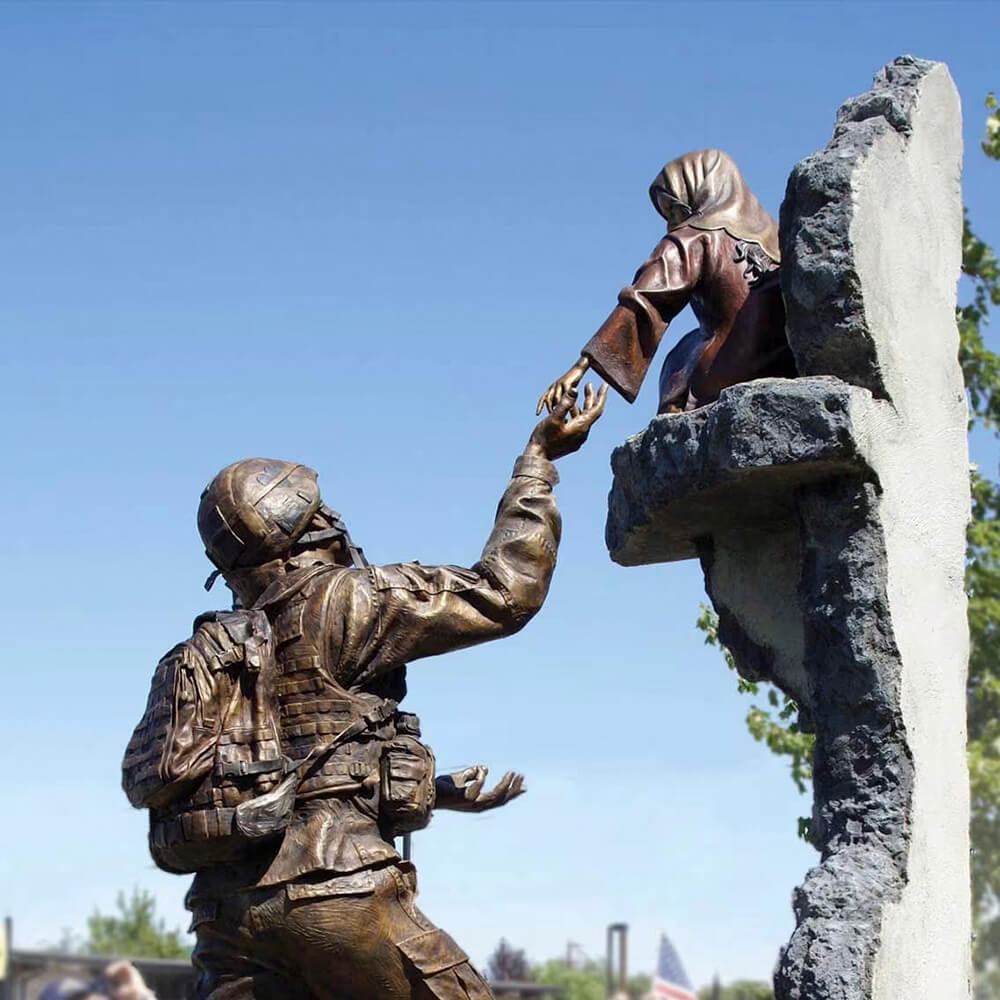 Vue arrière de la statue de soldat en bronze pour jardin