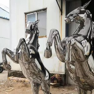 Esculturas de caballos de acero inoxidable encabritados