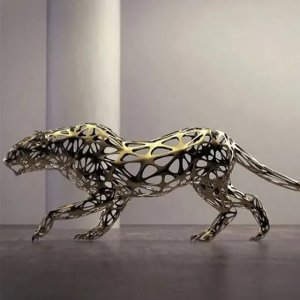 Escultura de leopardo de acero inoxidable de Sebastian Novaky en una pose de caminar cautelosa