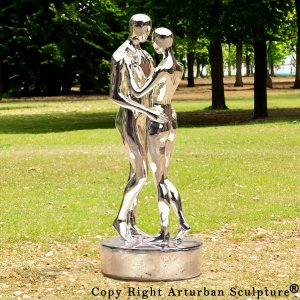 Escultura de pareja de acero inoxidable de pie en un parque