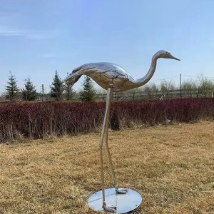 Edelstahl-Kranichvogel frisst auf dem Rasen, elegante Metall-Kranichvogel-Rasenkunst