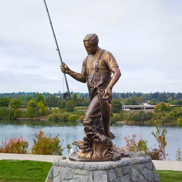 Tom McCall Statue aus Bronze, die mit Angelrute und Steelhead durch den Fluss watet