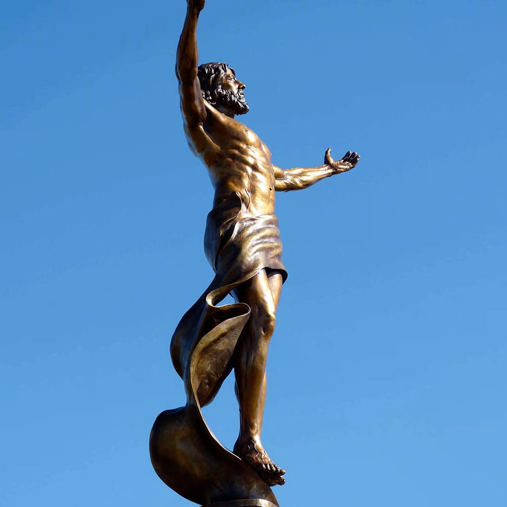 Escultura de bronze da Ressurreição de Jesus com os braços erguidos para o céu
