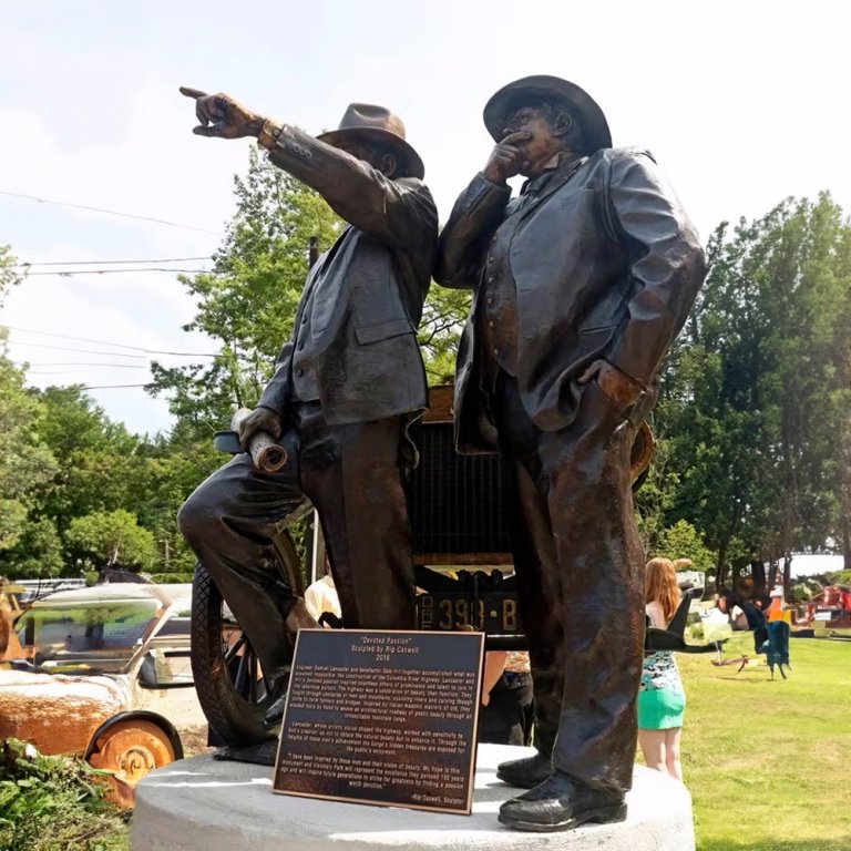 Bronze-Statue von Samuel Lancaster und Sam Hill im Visionary Park mit Oldtimer-Element