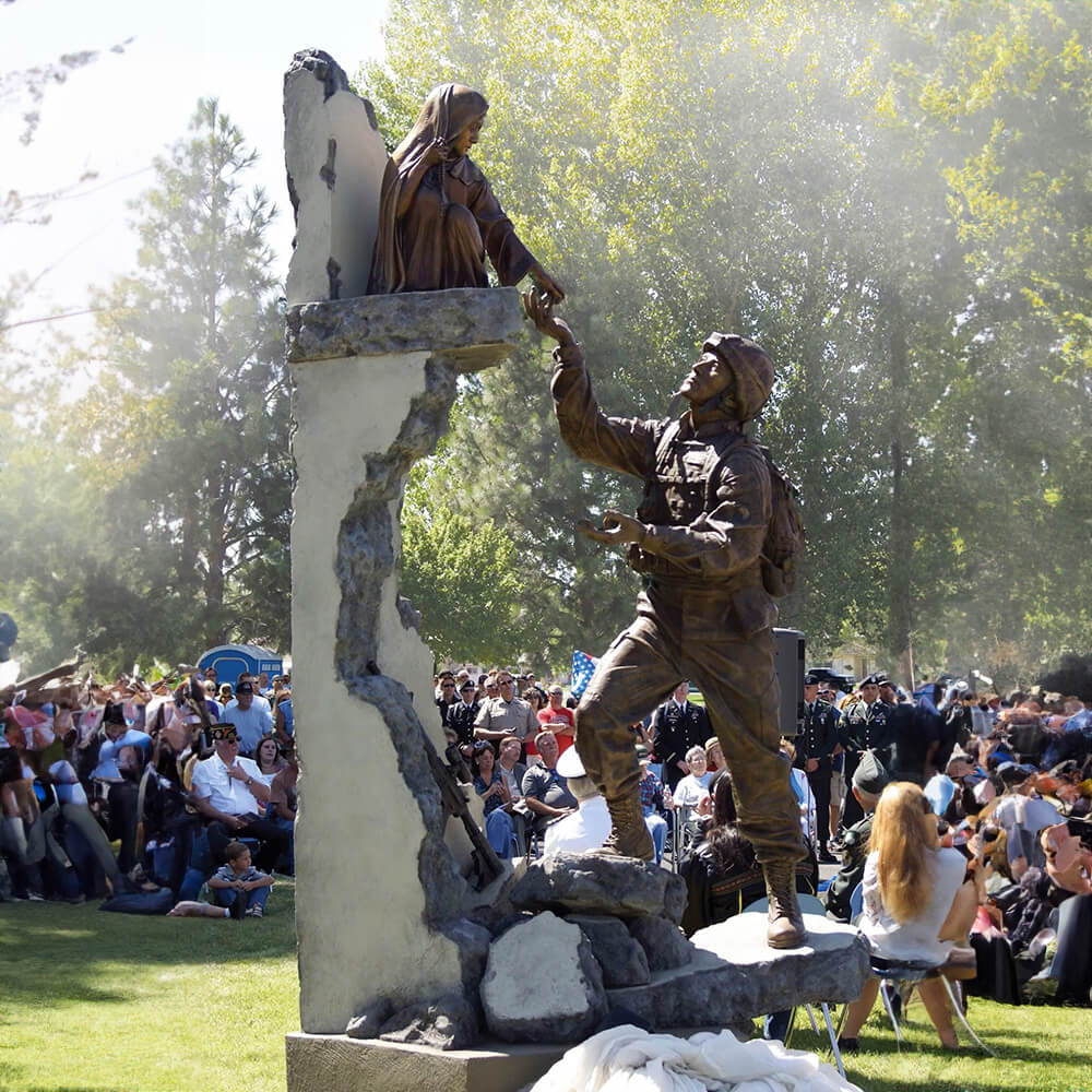 composizione in bronzo di un soldato che estende le braccia a un bambino sopra, progettata come una significativa statua di soldato per l'esposizione in giardino