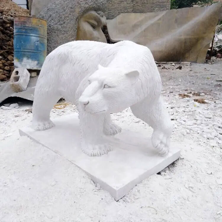 statue d'ours en marbre en mouvement de marche alerte