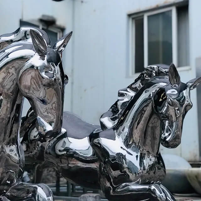 sculptures de chevaux en acier inoxydable poli