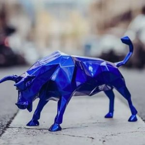 Statue de taureau géométrique en acier inoxydable bleu