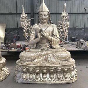 Statua di Je Tsongkhapa in acciaio inossidabile raffigurante il fondatore della Gelugpa, seduto su una base di loto