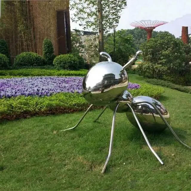 Estatua Grande de Hormiga de Metal para Jardín exhibida en un césped verde