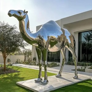 Sculpture de chameau brillante en acier inoxydable avec une seule bosse