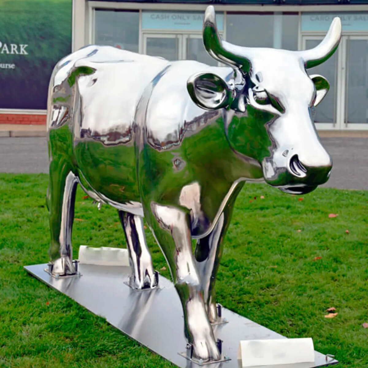 Statua di toro in acciaio inossidabile con superficie lucidata a specchio e potente postura di camminata, ideale per l'arte pubblica all'aperto