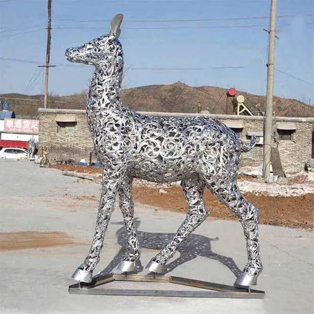 Stainless steel Metal Deer Garden Ornaments depicting an alert deer