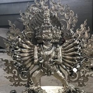 Estatua de Vajrabhairava de acero inoxidable que representa a la deidad budista iracunda