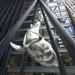Sculpture de requin suspendue en métal d'acier inoxydable