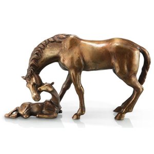Eine fein detaillierte Stute-und-Fohlen-Figur aus Bronze, die eine Pferdemutter zeigt, die ihren Kopf zärtlich zu ihrem ruhenden Fohlen senkt
