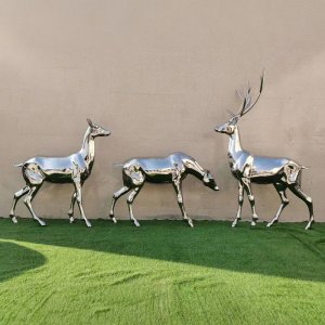 Eine Gruppe von Edelstahl-Rehkulpturen mit einem Hirsch mit Geweih und zwei Rehen
