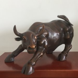 Sculpture du marché haussier en bronze avec des cornes détaillées et une expression déterminée