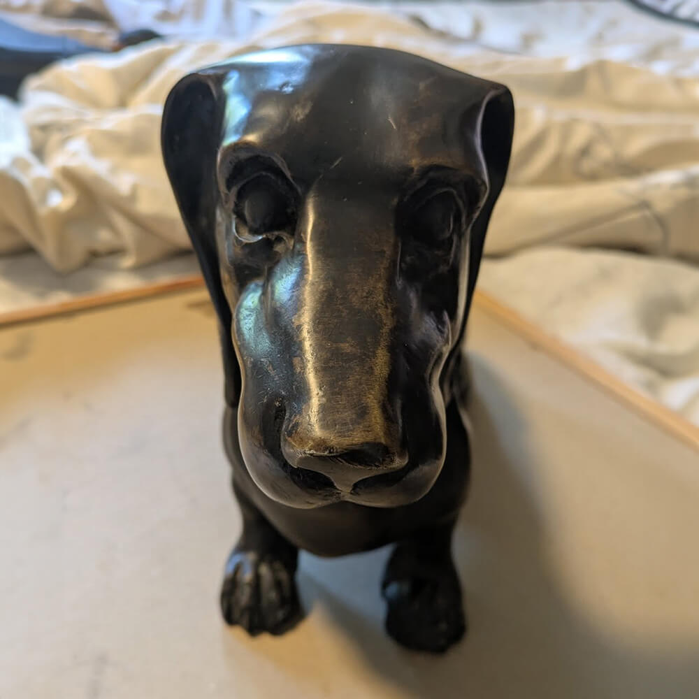 Bronzene Dackel-Gedenkstatue mit treuem Ausdruck