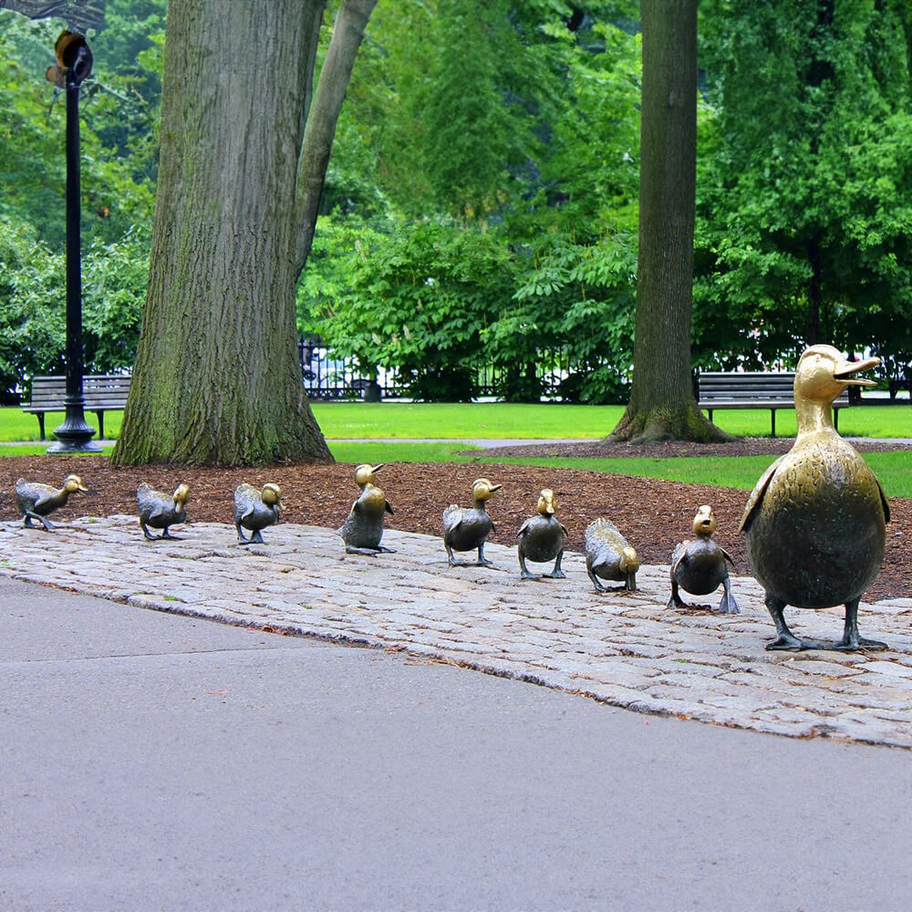 Bronzene Entenfamilienstatuen im Boston Public Garden