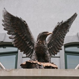 Statue d'aigle en bronze pour jardin, ailes déployées