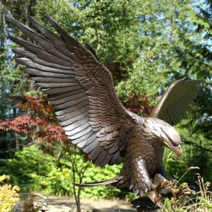 Bronze Jagdadler-Statue mit weit ausgebreiteten Flügeln in dynamischer Pose