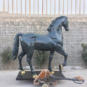 Große Bronzestatue eines Pferdes für den Garten mit kräftigem Körper und erhobenem Vorderbein