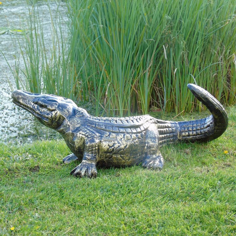 Sculpture de crocodile en bronze avec texture réaliste et queue courbée