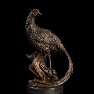 Estátua de Faisão em Bronze empoleirada em base simples, textura detalhada das penas e cauda longa fluindo graciosamente