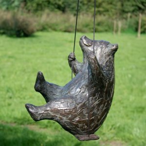 Statue d'ours joueur en bronze à vendre représentant un ours joyeux sur une balançoire