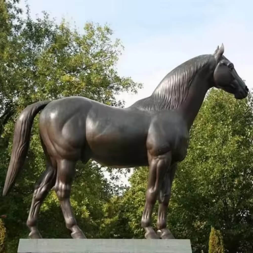 Bronzeskulptur eines Vollbluts, die ein kräftiges Rennpferd mit detaillierten Muskeln und eleganter Haltung darstellt