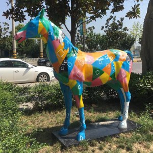 Statue de cheval colorée en fibre de verre, ornée de blocs abstraits vifs et éclatants de couleur