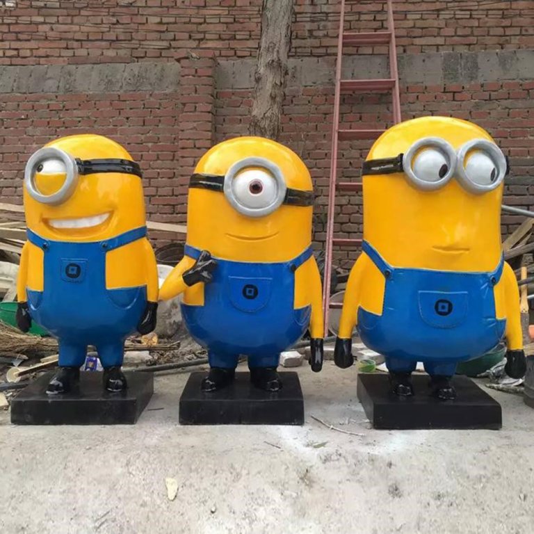 Fiberglas-Minion-Statue zum Verkauf mit drei Zeichentrickfiguren in verschiedenen lustigen Ausdrücken