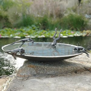 Frosch-Vogelbadschale Bronzeskulptur mit verspielten Fröschen am Rand