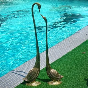 Escultura de grulla de jardín en bronce con dos elegantes grullas de pie una al lado de la otra