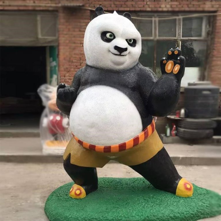 Kung-Fu-Panda-Skulptur aus Fiberglas, die Po in spielerischer Kampfkunstpose darstellt