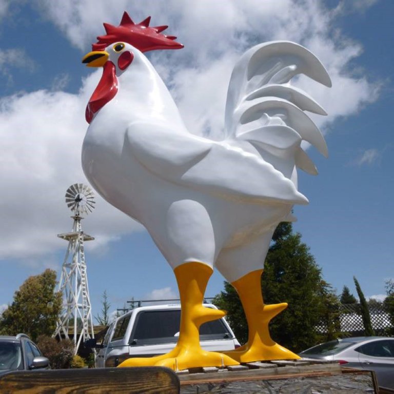 Große Außen-Hahnskulptur aus Fiberglas mit lebendigen Farben und markantem Design