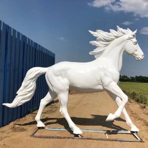 Große weiße galoppierende Pferdeskulptur aus Fiberglas, die ein dynamisch laufendes Pferd darstellt