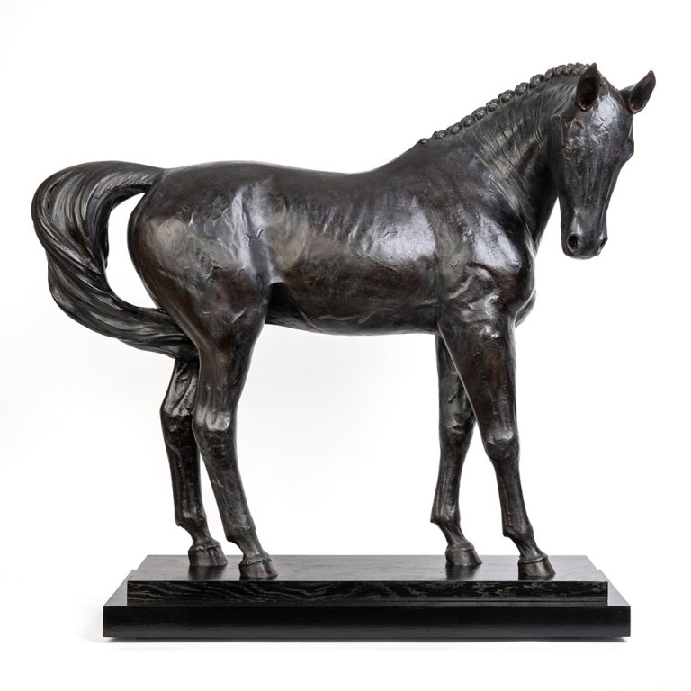 Lebensgroße Bronze-Pferdestatue der Rasse Hannoveraner
