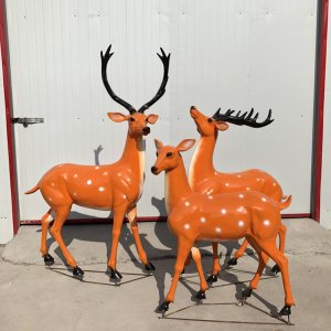 Décor de jardin représentant des cerfs sika à l'échelle réelle, en fibre de verre, montrant un groupe de cerfs sika hyper-réalistes avec une finition lisse orange-brun