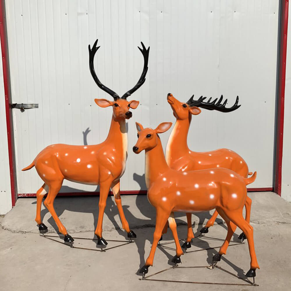 Lebensgroße Hirsch-Gartenornamente aus Fiberglas, die eine Gruppe lebensechter Sika-Hirsche mit glatter orange-brauner Oberfläche darstellen